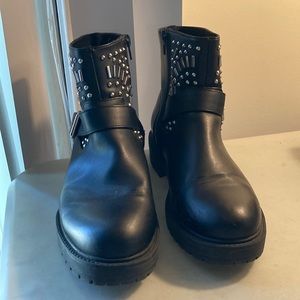 S.O.S Black Chunky Sz 8 Ankle Boots With Metallic Stud Design
